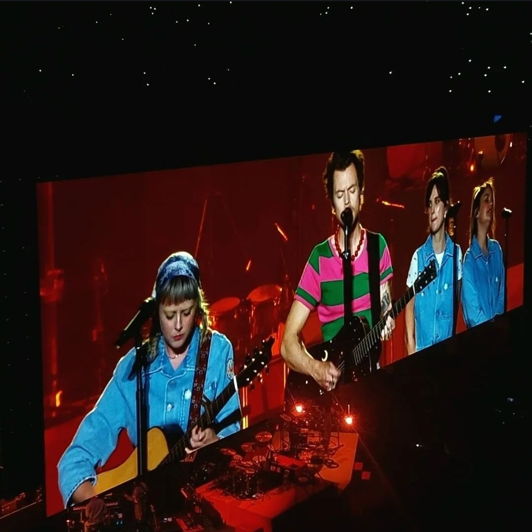 harrparis's tweet photo. dziś mijają 2 LATA od koncertu harry'ego w krakowie 🤍 https://t.co/pKsvkw3rXl