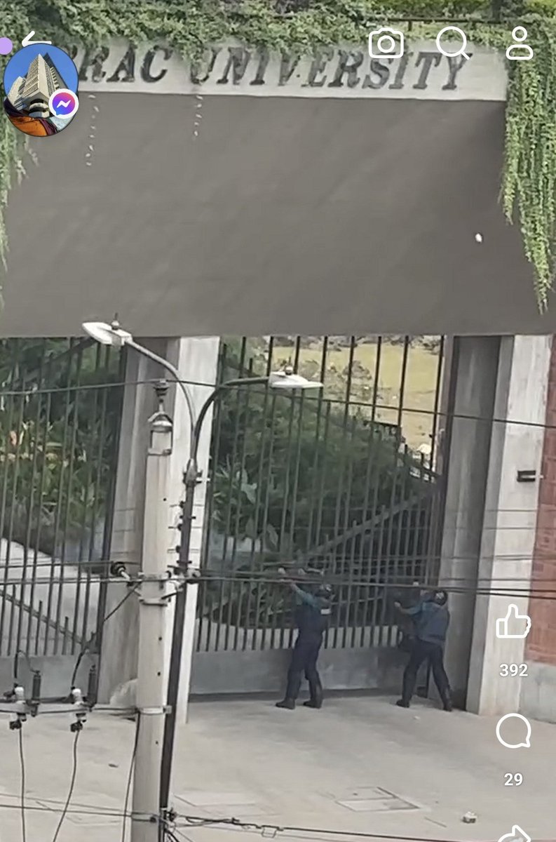 folkloreussy's tweet photo. this is what happening in my university rn
#SaveBangladeshiStudents 
#BangladeshiStudentsareinDanger
#StudentsUnderAttack 
#Bangladesh https://t.co/MjimyeN8bh