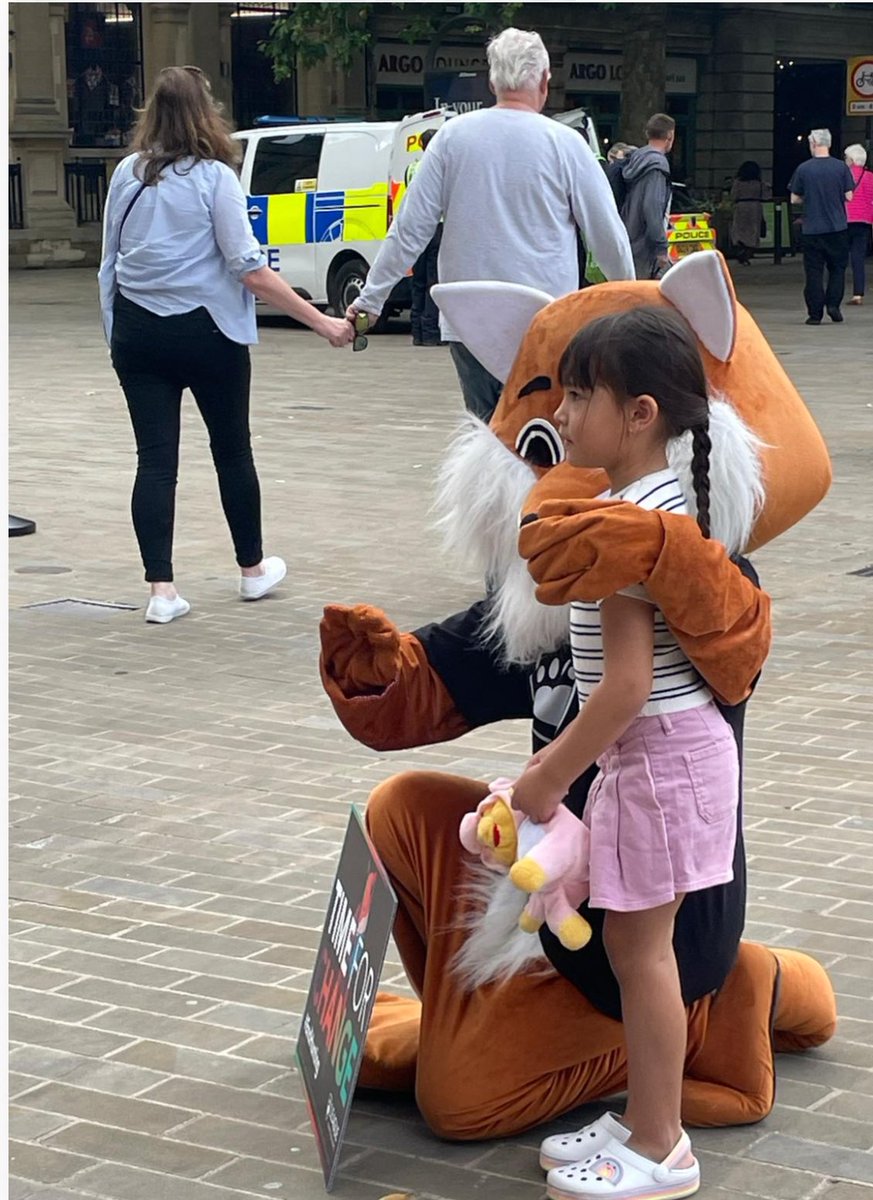 Shot_fox's tweet photo. While we were enjoying our hounds and a jolly good lunch yesterday, @LeagueACS were pursuing their lonely vigil, unnoticed and unloved, in Peterborough city centre.
Not even a #ChipShopQueue https://t.co/HIfCQEzCru