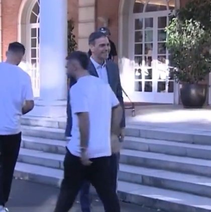 piedicasero's tweet image. Es mala educación el gesto de Dani Carvajal con Pedro Sánchez?

🔄 NO
♥️ SI