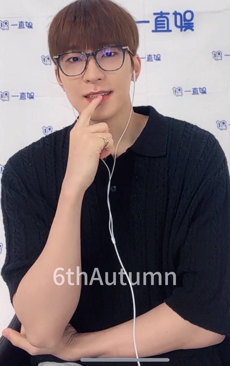 shua_enthusiast's tweet photo. OH MY GOD WONWOO FOR TODAY 😭 THE 58CM SHOULDERS DAMN BOY 😵‍💫 https://t.co/FajC6VMIH9