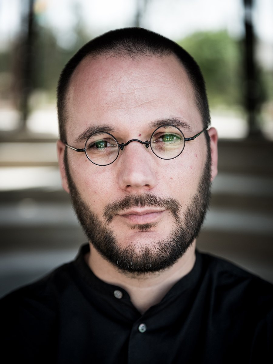 Kunstenaar en propaganda-onderzoeker Jonas Staal is in 2024 artist-in-residence bij <a href="/KNIRome/">KNIR</a>. Hier onderzoekt hij gedurende drie maanden naar de rol die familie speelt binnen het (neo)fascisme en onderzoekt hij zijn eigen familiegeschiedenis. Lees meer: bit.ly/jonasstaal-kni…