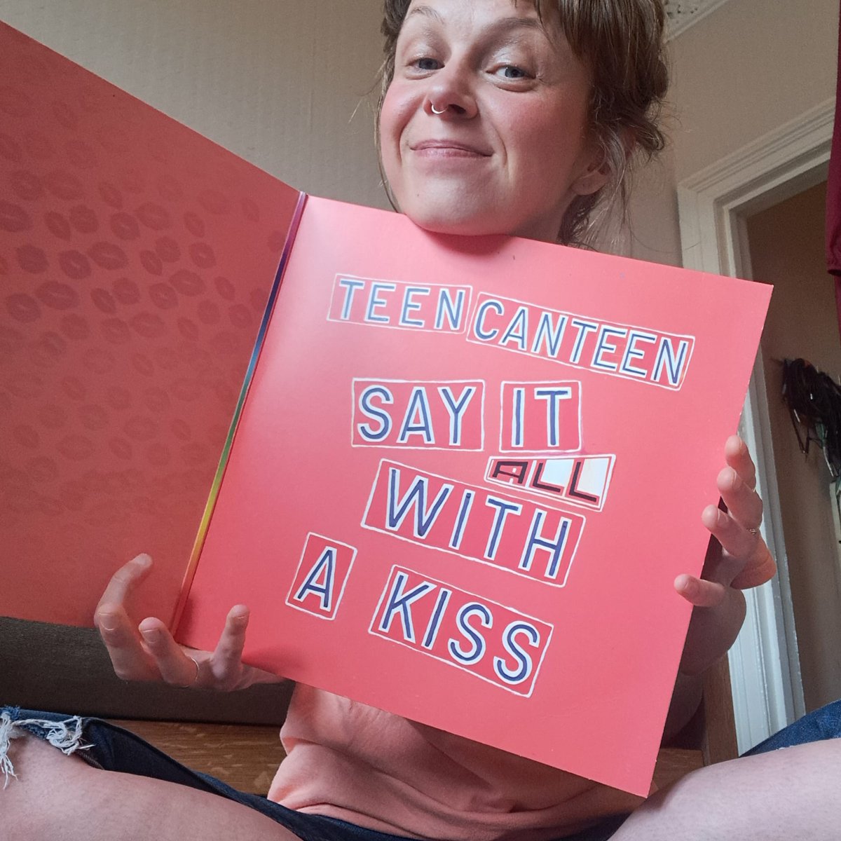 CarlaJEaston's tweet photo. NEW REWARDS added to my Kickstarter!

TEENCANTEEN GATEFOLD DEBUT ALBUM

PLUS Test Pressings:
TeenCanteen DEBUT ALBUM
TEENCANTEEN 'SIRENS' EP
Poster Paints DEBUT ALBUM
WEIRDO
+ more

Let me once again thank you for all your support over the years ❤️❤️❤️

https://t.co/V7AoA9wuJe https://t.co/RvdgssPlls