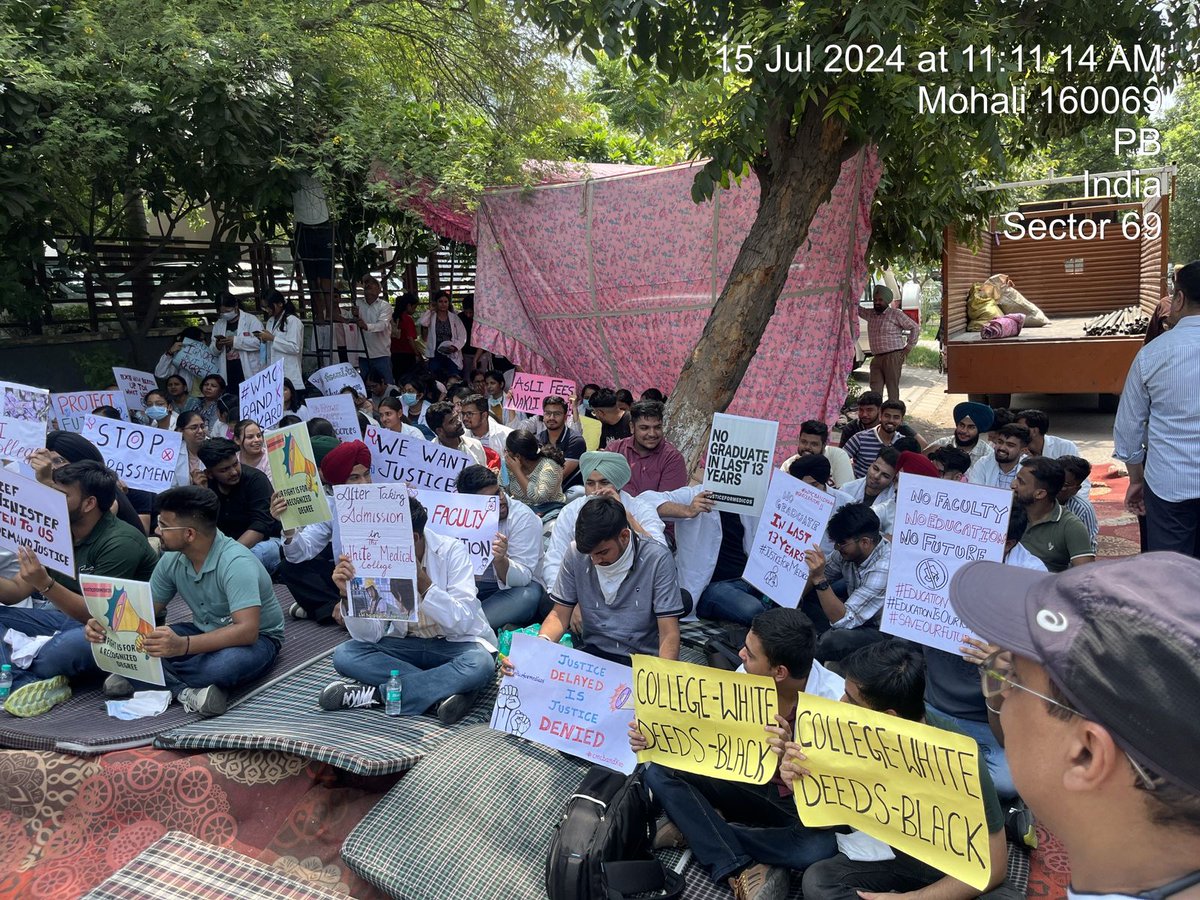 RajshriBatish's tweet photo. The society is writing themselves a death note if they are letting medical students suffer on the roads instead of providing them good education. Support chintpurni medical College students so that they can get good education and practical knowledge https://t.co/eUggrORVmb