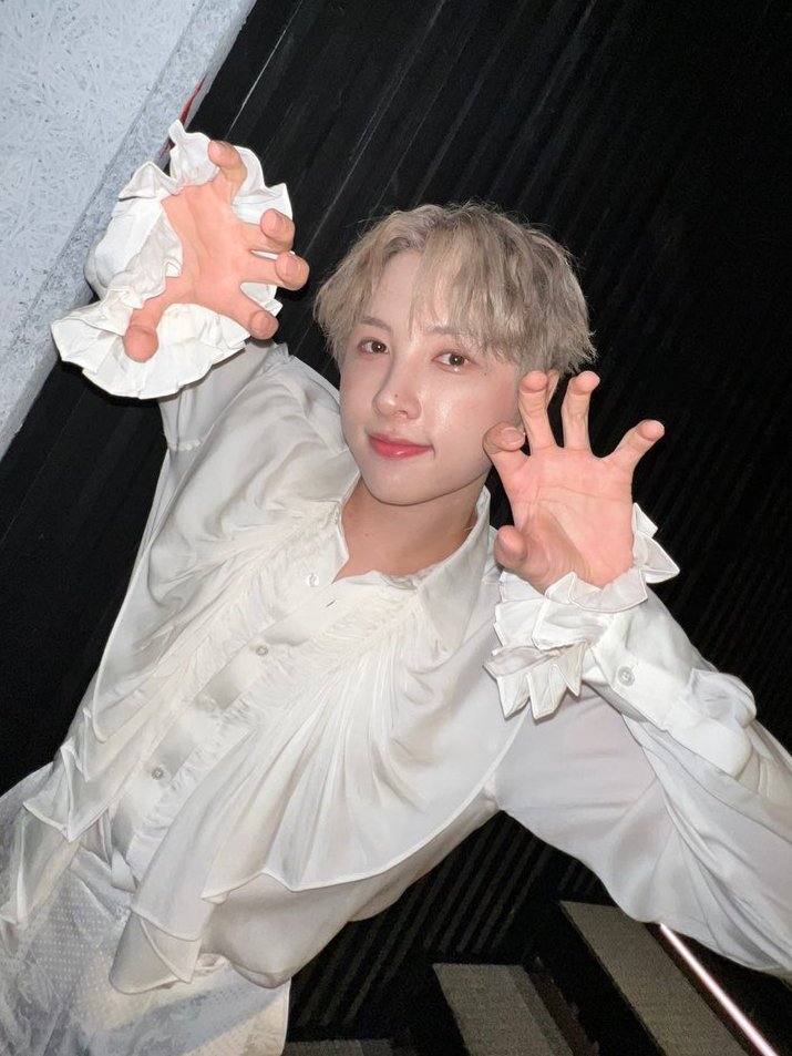 he is so pretty EEEEKKK