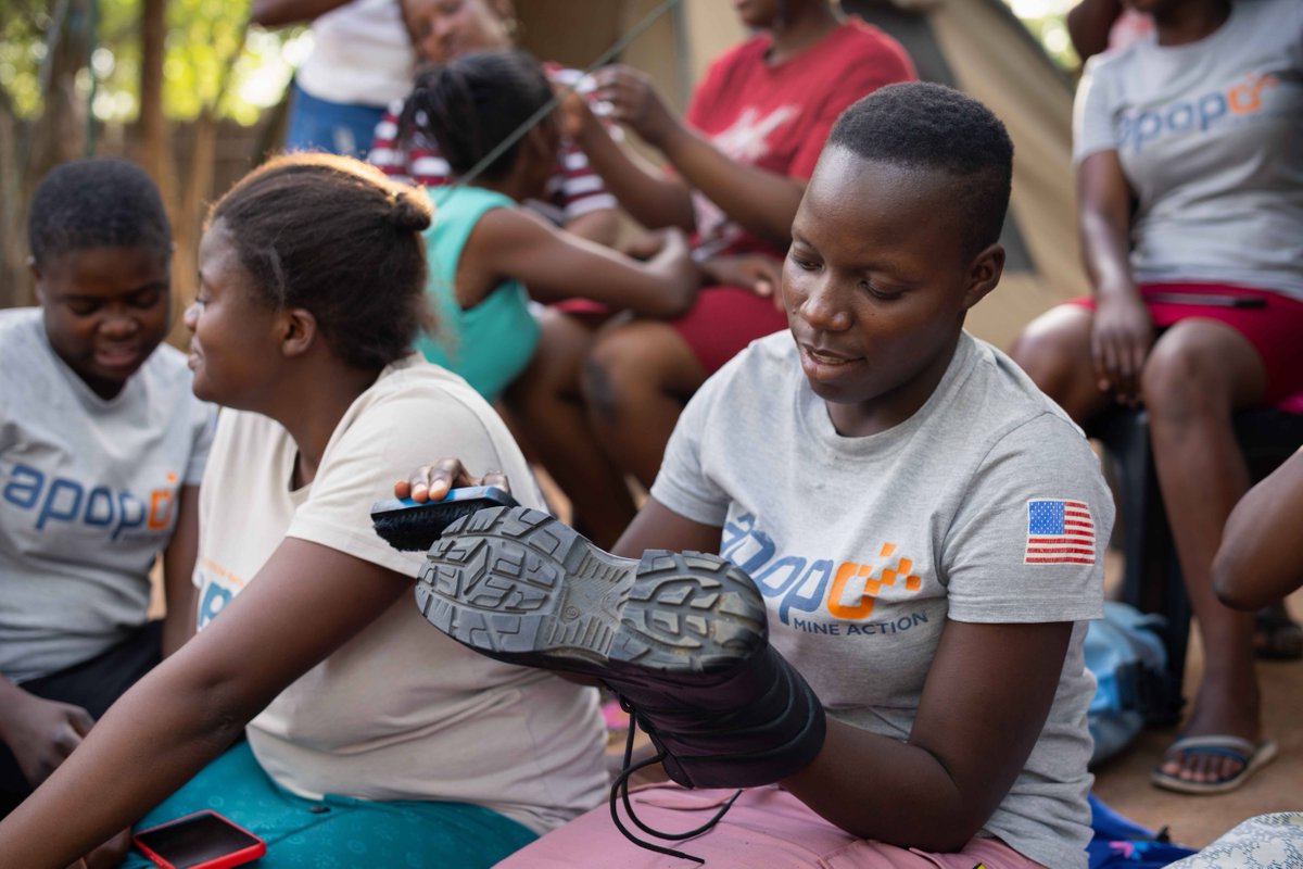 herorats's tweet image. In #Zimbabwe, our teams clear mines in the Sengwe Wildlife Corridor. With U.S. Government 🇺🇸 support, APOPO cleared nearly 2 million sqm in 2023, destroying 4,608 landmines and boosters. Averaging about 10 landmines a day!

#demining #MineFree #SavingLives #BadRabbitStudio