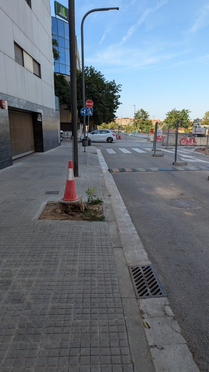 PdelosP's tweet photo. @Lordley123456 @socpilardiaz @ajesplugues @ClaudiaAcebron @eduardsanga Los vecinos de la Calle Sant Jordi también te felicitamos pero por tu gran capacidad de EVADIR TU RESPONSABILIDAD con nosotros y nuestra calle… es una vergüenza!!! https://t.co/NWxJMBwUlM