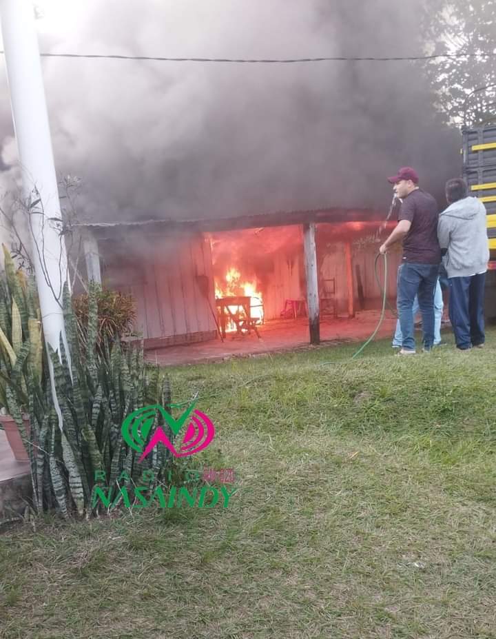 INCENDIO CONSUMIÓ TOTALMENTE VIVIENDA EN VACA JHU. 
 
Una vivienda con pared de madera y techo de paja y chapa zinc, propiedad del señor Felipe Samudio de 81 años, domiciliado sobre la Calle Yhu, Barrio San Antonio de la Colonia Vaca Jhu de Santaní.
#AM620