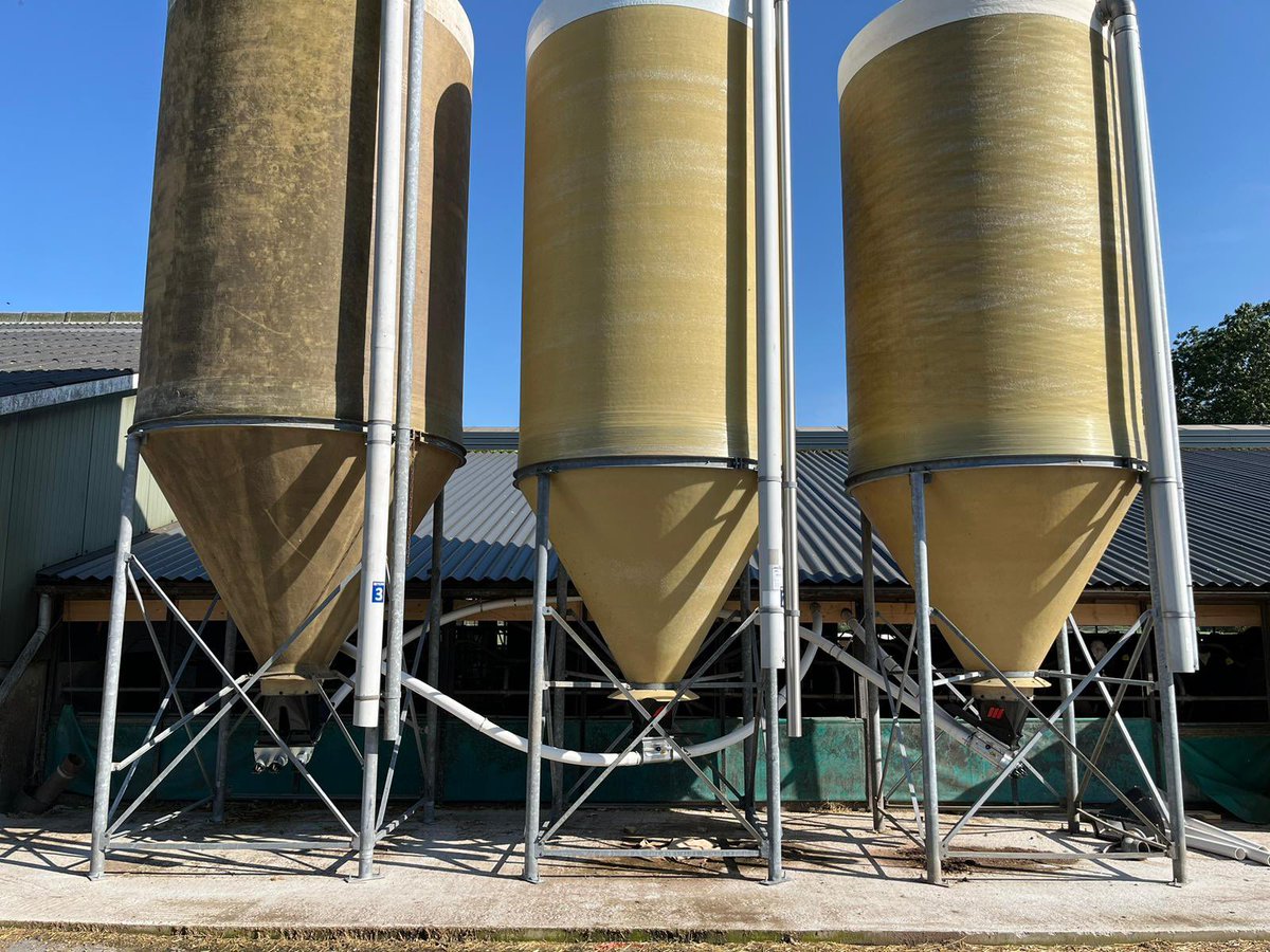 van_jvd's tweet image. Gereed. Puzzel is gelegd bij de #Silos. 2x 3 voersoorten naar 4 #Melkrobots en 1x voersoort naar 2 KVboxen. Aangelegd 175 mtr transport dmv 7 @Roxell_Belgium  #Flexauger FA90 spiraalvijzels. Een bewuste keuze vd veehouder en weer keurig aangelegd door de vakkanjers van #SmitsAgro