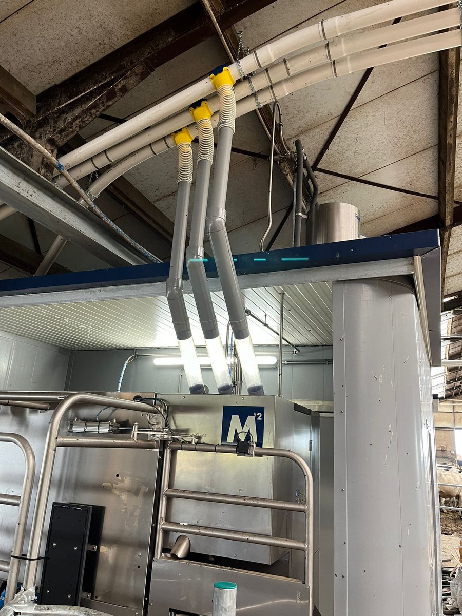 van_jvd's tweet image. Gereed. Puzzel is gelegd bij de #Silos. 2x 3 voersoorten naar 4 #Melkrobots en 1x voersoort naar 2 KVboxen. Aangelegd 175 mtr transport dmv 7 @Roxell_Belgium  #Flexauger FA90 spiraalvijzels. Een bewuste keuze vd veehouder en weer keurig aangelegd door de vakkanjers van #SmitsAgro