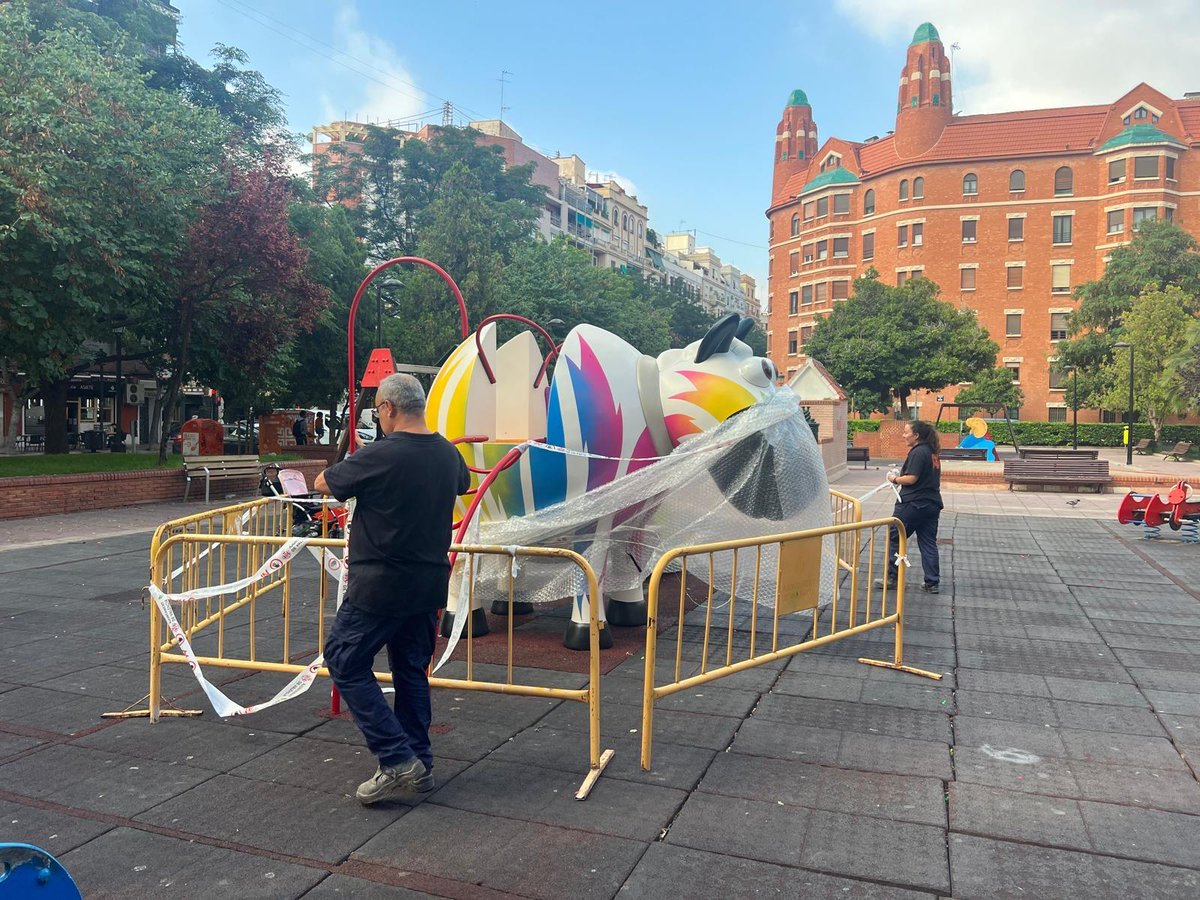 València Verda (@vlcverda) on Twitter photo En el jardín ubicado entre las calles Marvá- Albacete (📍barrio de Arrancapins) un equipo de #ValènciaVerda🌺🍃🐿️🐞🌱 repone, tras su reparación y pintado, el juego infantil más conocido por los niños del barrio como es el de la vaca.
<a href="/AjuntamentVLC/">Ajuntament València</a> En el jardín ubicado entre las calles Marvá- Albacete (📍barrio de Arrancapins) un equipo de #ValènciaVerda🌺🍃🐿️🐞🌱 repone, tras su reparación y pintado, el juego infantil más conocido por los niños del barrio como es el de la vaca.
<a href="/AjuntamentVLC/">Ajuntament València</a>