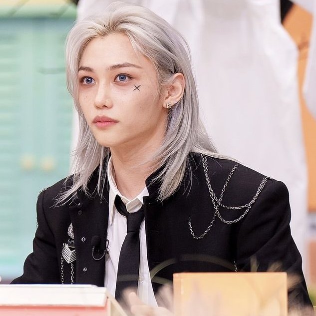 Felix of Stray Kids looks breathtaking on Amazing Saturday.