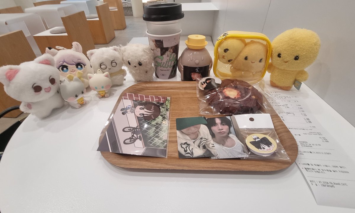 HANA_Aknow's tweet photo. 2. ❣️아이어쓰리 에이스하이앤드점           (@key_bum923)
여기 제법 소소하고 포토존도 있어서 
사진 찍었는데 이게 지방수니의
마지막 사진이 될줄은💦 그래두
초코라떼랑 레벨쿠키도 마딨었다네요😝
#이_순간도_태민이를_더_바라고_있잖아
#b_day_boy https://t.co/u5Ikw9a6kt
