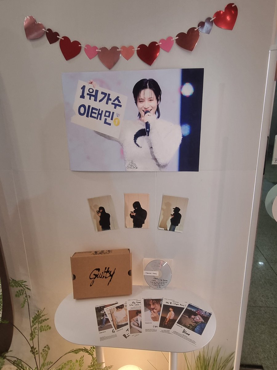 HANA_Aknow's tweet photo. 2. ❣️아이어쓰리 에이스하이앤드점           (@key_bum923)
여기 제법 소소하고 포토존도 있어서 
사진 찍었는데 이게 지방수니의
마지막 사진이 될줄은💦 그래두
초코라떼랑 레벨쿠키도 마딨었다네요😝
#이_순간도_태민이를_더_바라고_있잖아
#b_day_boy https://t.co/u5Ikw9a6kt