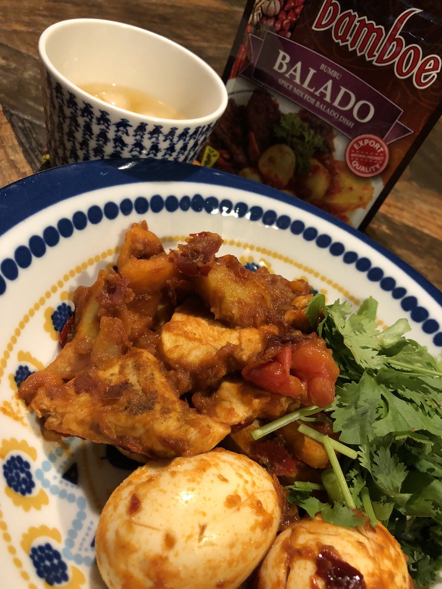 moro2ikiru's tweet photo. #bamboe Balado
バラド(🇮🇩風スパイシー炒め)。
具材は鶏むね・ゆで卵・馬鈴薯・ミニトマト・鷹の爪。
表示通り作ってもピリ辛程度。じゃがいもがいい感じ😋のインドネシア料理ですね!
#謎のペーストを使ったおうちごはん https://t.co/TWbDjca1Pk