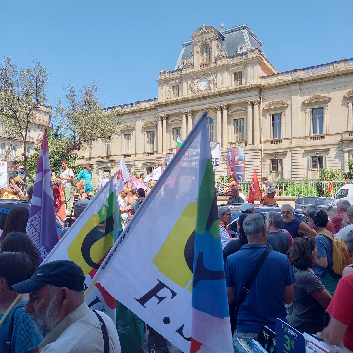 Rassemblements dans l'académie de #montpellier pour le respect des exigences démocratiques et dans l'éducation, pour nos #salaires nos conditions de travail, l'abandon de la loi sur les #retraites et sur la transformation sociale dans la fonction publique. #nimes