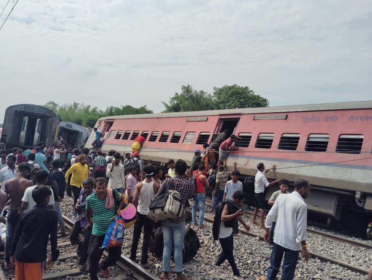 अभी एक महीना भी नहीं बीता और नया रेल हादसा। अब यूपी के गोंडा में डिब्रूगढ़ एक्सप्रेस पटरी से उतरी। अभी तक दो मौत, 20 से ज्यादा लोग घायल। 
#trainaccident 
#railminister 
#RAILWAY 
<a href="/RailMinIndia/">Ministry of Railways</a> <a href="/AshwiniVaishnaw/">Ashwini Vaishnaw</a>