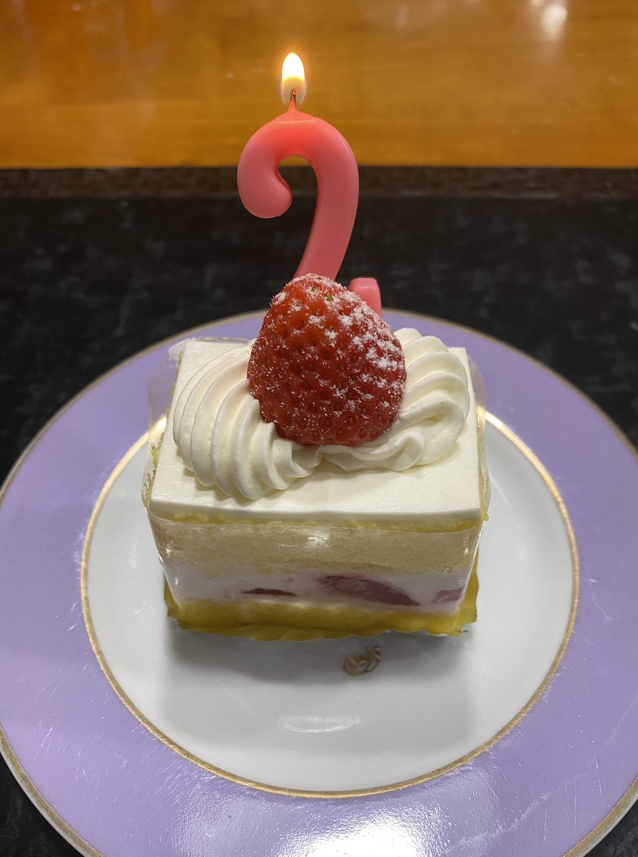 連日すみません🙇‍♀️今日18日は2回目の結婚記念日でした🎉2年もったよー✨で、当然何もできないワイ😢旦那さんにケーキだけ買ってきてもらたよ💕いつもいっぱい助けてくれてありがとう😊これからもよろしくね💕そして何故か母ちゃんと旦那さんが勝手にワイの部屋の掃除はじめてるんだけど(´∀｀*)？？