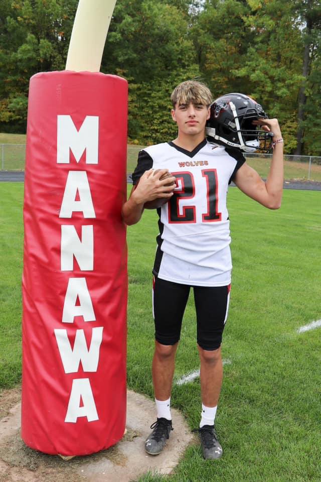 ManawaFootball's tweet photo. Huge shout out to these 3 Alumni for helping us coach up our contact days! Love watching our guys go do great things and continue growing the game we all love! Ethan Krueger - GA for Wisconsin Badger Football.  Brady Zemple -UW Concordia Football. Dakota Stroud -UW Stout Football https://t.co/UxRUa4kUTo