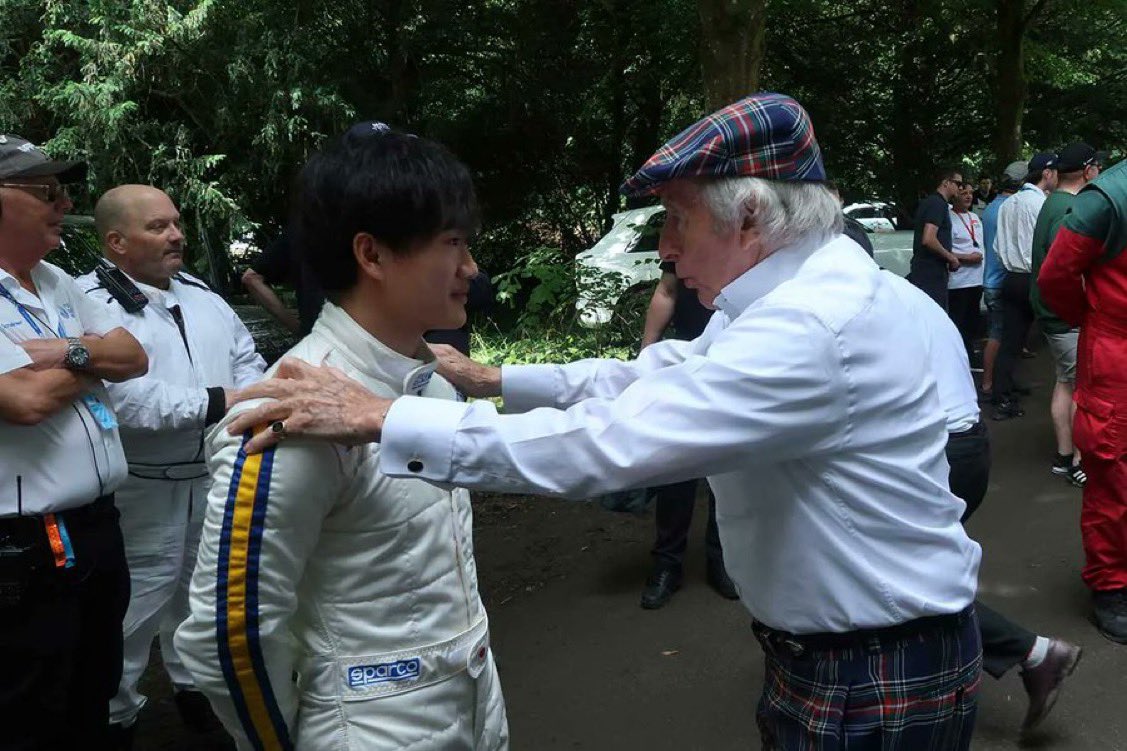 efmania's tweet photo. 3回ワールドチャンピオン獲得したF1レジェンドのジャッキー・スチュワート卿
から激励を受ける角田くん https://t.co/GoEdW4wwvY