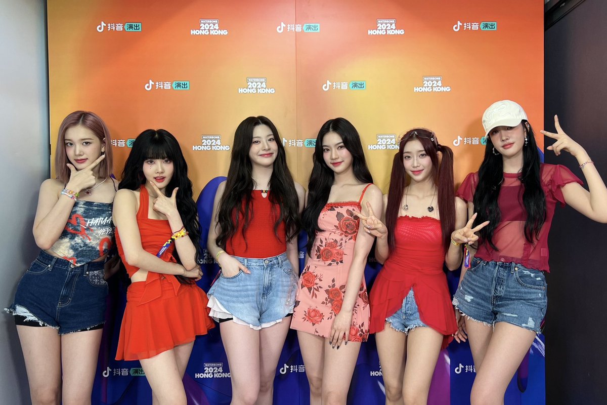 xaisalee's tweet photo. An elegant moment captured at the 2024 Hong Kong Waterbomb event, showcasing the vibrant performers in our stunning outfits💕 https://t.co/aLgDwqSRVT