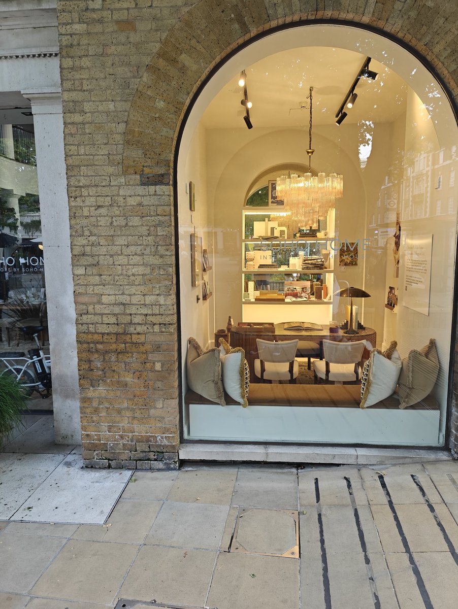 Spending a couple days in London...Got to hang out with some folks from SOHO House/SOHO Home last night. Cool club for creatives.

Nice that it's right next to Saatchi Gallery as well.