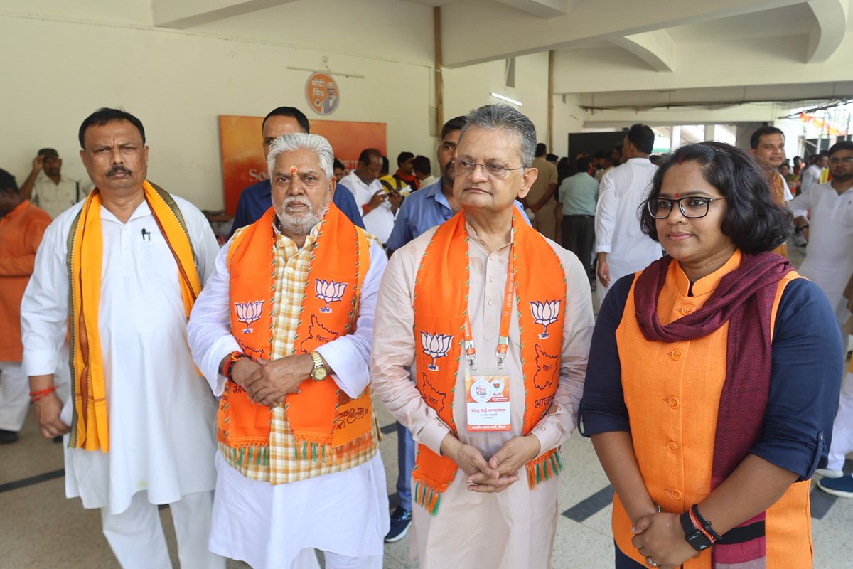 DrPremKrBihar's tweet photo. आज पटना के श्रीकृष्ण मेमोरियल हॉल में भाजपा के राष्ट्रीय महामंत्री एवं बिहार प्रभारी श्री विनोद तावड़े जी की गरिमामयी उपस्थिति में विस्तृत प्रदेश कार्यसमिति की बैठक का आयोजन हुआ।

इस बैठक में माननीय केंद्रीय मंत्रीगण, पूर्व केंद्रीय मंत्रीगण, बिहार सरकार के मंत्रीगण, सांसदगण, https://t.co/bZ250Y3aAr