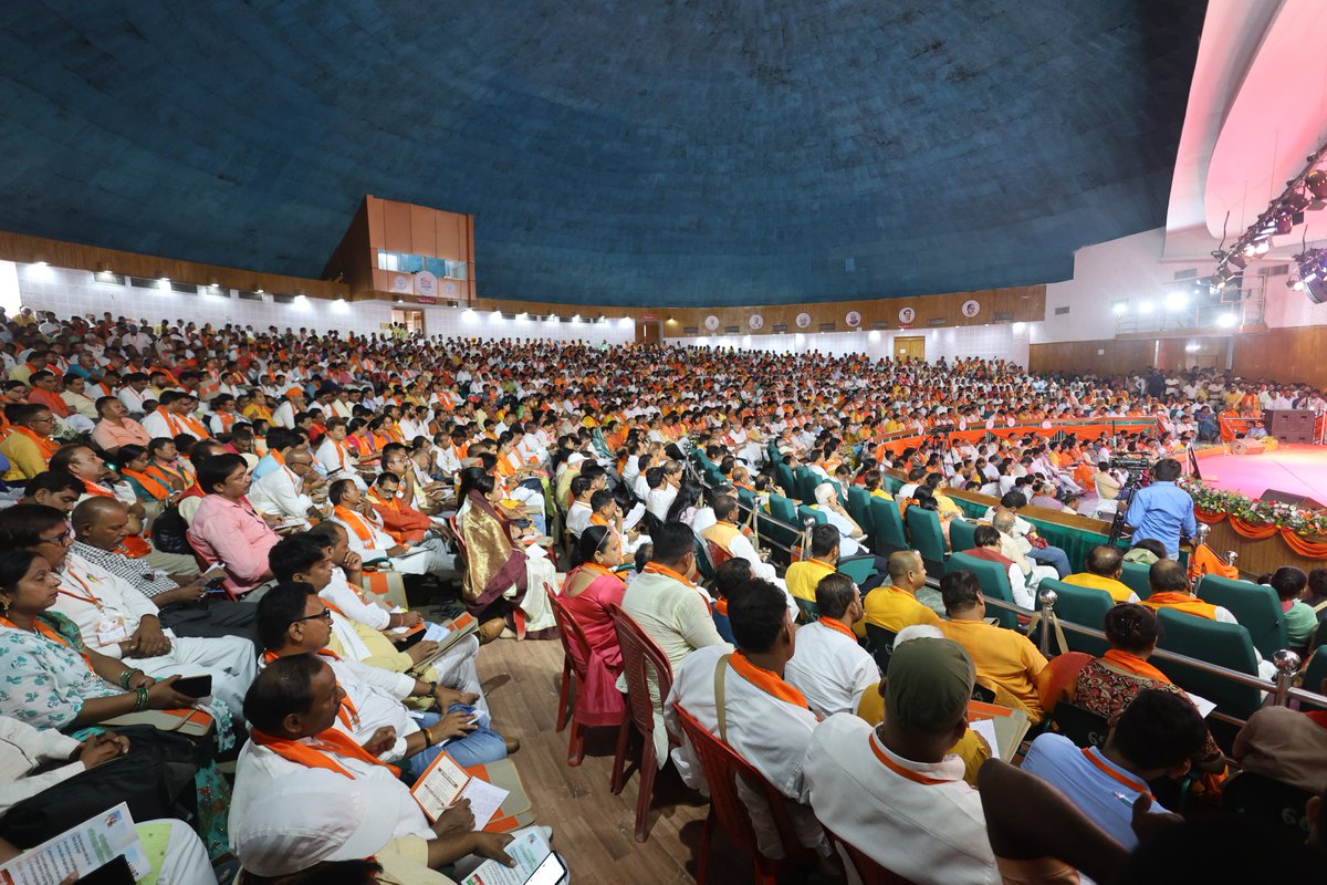 DrPremKrBihar's tweet photo. आज पटना के श्रीकृष्ण मेमोरियल हॉल में भाजपा के राष्ट्रीय महामंत्री एवं बिहार प्रभारी श्री विनोद तावड़े जी की गरिमामयी उपस्थिति में विस्तृत प्रदेश कार्यसमिति की बैठक का आयोजन हुआ।

इस बैठक में माननीय केंद्रीय मंत्रीगण, पूर्व केंद्रीय मंत्रीगण, बिहार सरकार के मंत्रीगण, सांसदगण, https://t.co/bZ250Y3aAr