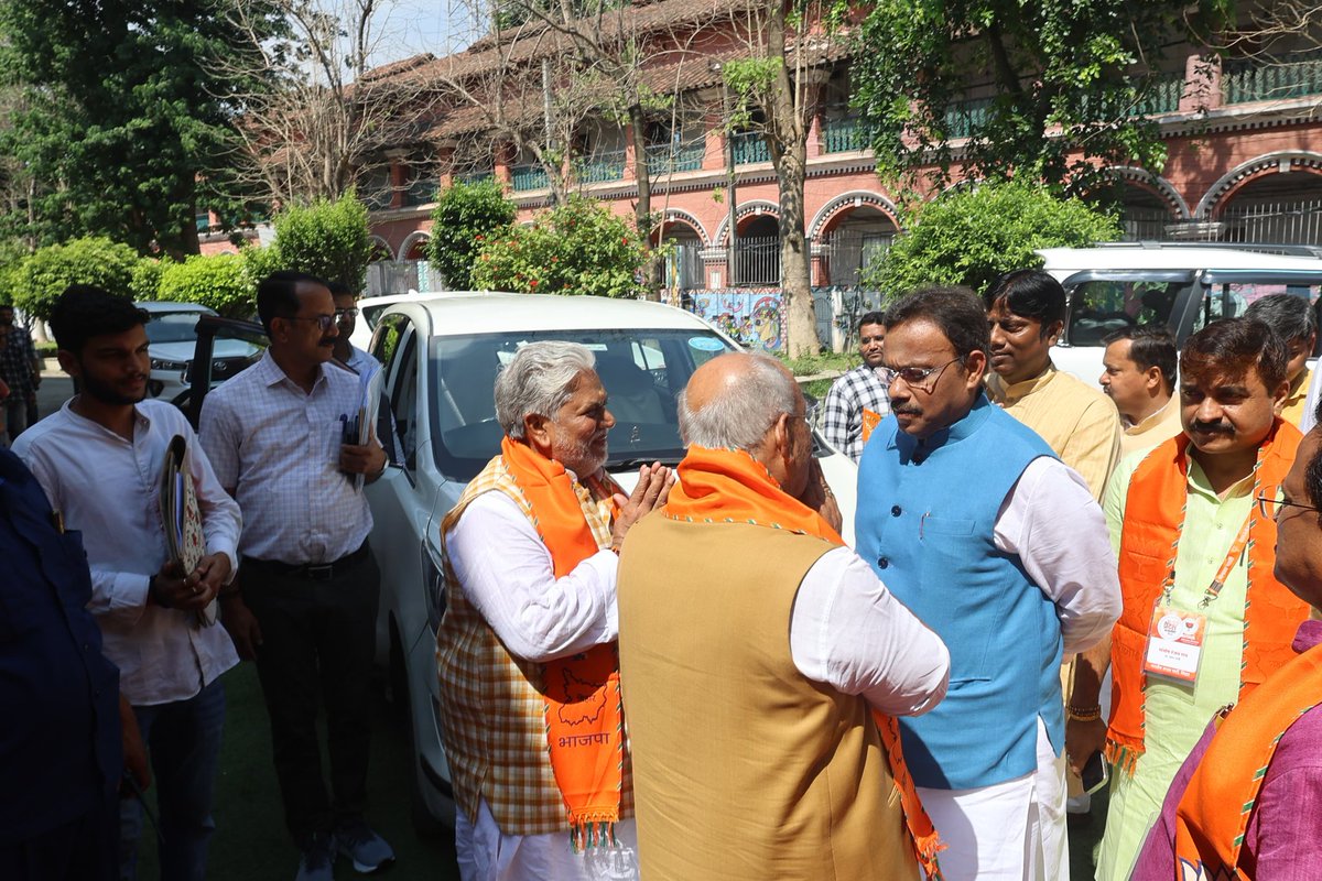 DrPremKrBihar's tweet photo. आज पटना के श्रीकृष्ण मेमोरियल हॉल में भाजपा के राष्ट्रीय महामंत्री एवं बिहार प्रभारी श्री विनोद तावड़े जी की गरिमामयी उपस्थिति में विस्तृत प्रदेश कार्यसमिति की बैठक का आयोजन हुआ।

इस बैठक में माननीय केंद्रीय मंत्रीगण, पूर्व केंद्रीय मंत्रीगण, बिहार सरकार के मंत्रीगण, सांसदगण, https://t.co/bZ250Y3aAr