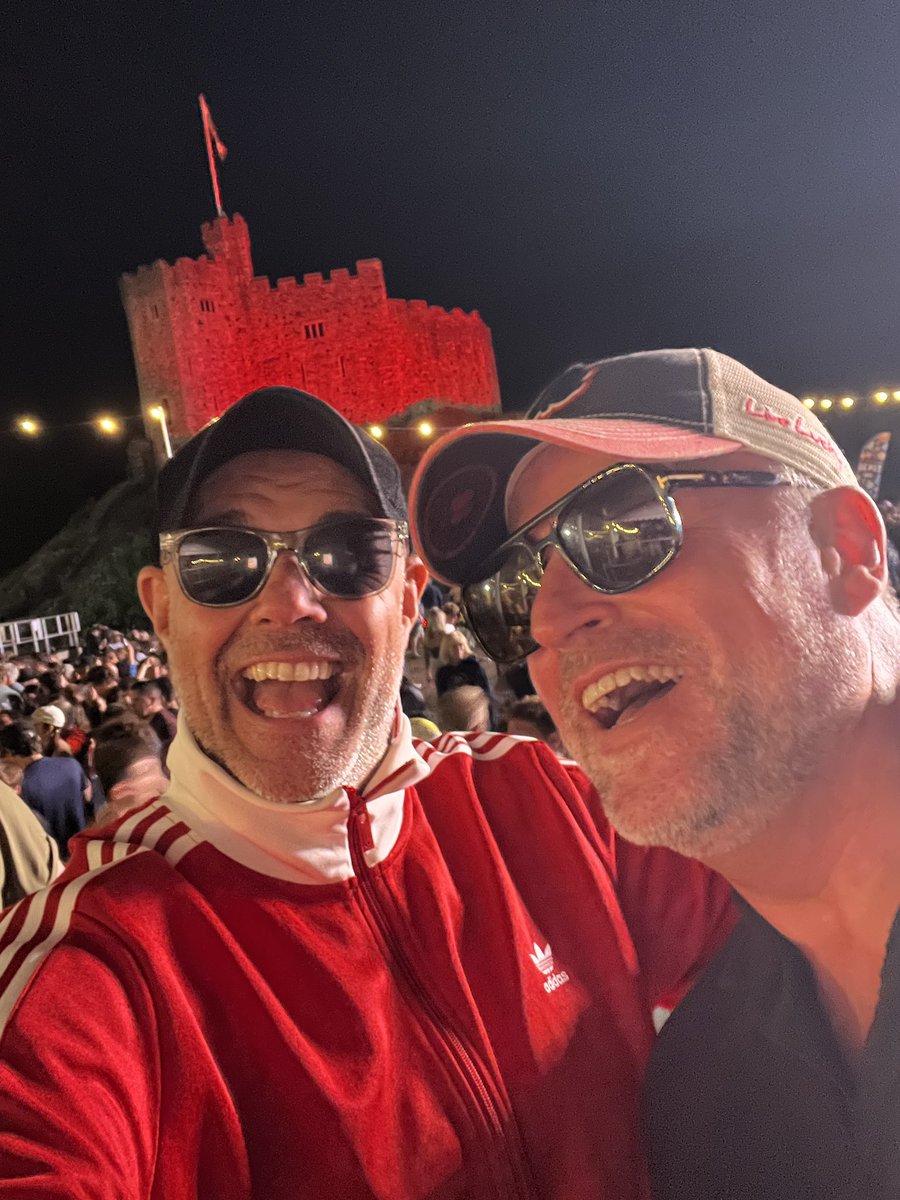 jasonmohammad's tweet image. The Masterplan.

Epic.

Great to see lots of Bluebirds at the NG gig &amp;amp; aspecial mention for the lad who was caught on camera on someone’s shoulders &amp;amp; soon as he realised he was on screen, did the Ayatollah.

Whoever you are - I salute you sir.

C.C.F.C. 

#noelgallagher #caerdydd