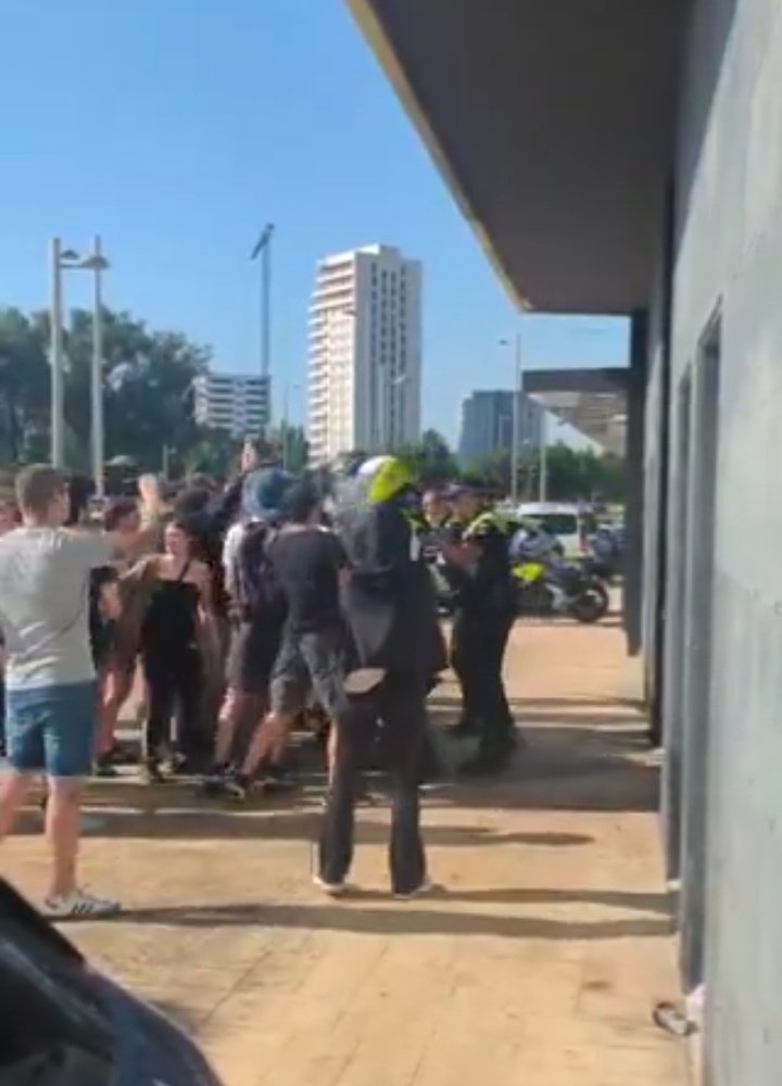 bocadincendis's tweet photo. A l'esquerra Gasteiz, a la dreta Gavà. En els dos llocs la mateixa imatge: el proletariat organitzat defensant les nostres cases i els polítics professionals enviant la policia a desnonar.

Honor i força a les que mai es resignen, tot el fàstic a la xusma de sota el casc. https://t.co/I4n7g0NFjt