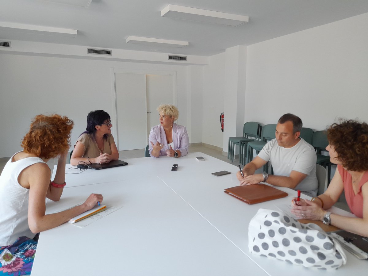 Maite Peña Gipuzkoako Gizarte Politiketako diputatua Usurbilen izan da gaur, Txirikorda ezagutzen, Agurtzane Solaberrieta alkatearekin batera. Txirikordako espazio kolektiboak zein pribatuak bertatik bertara ezagutu ostean, bilera egin dute erabilera anitzeko gelan.