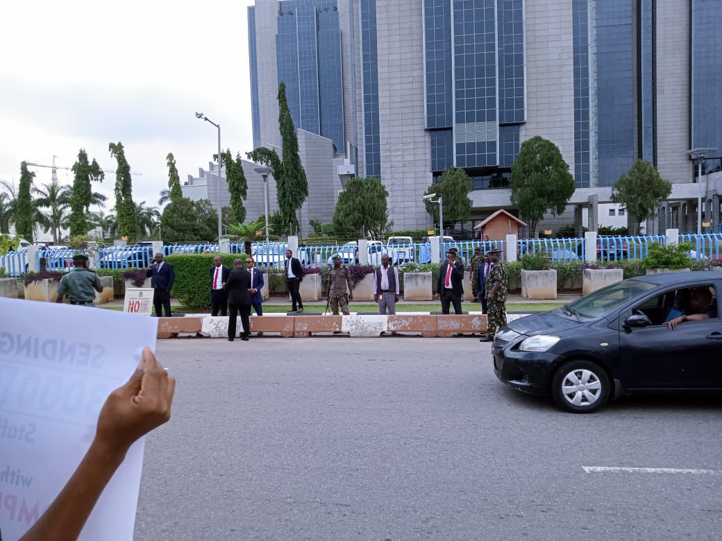 babangida1010's tweet image. Security trying to stop them at Abuja. What a country