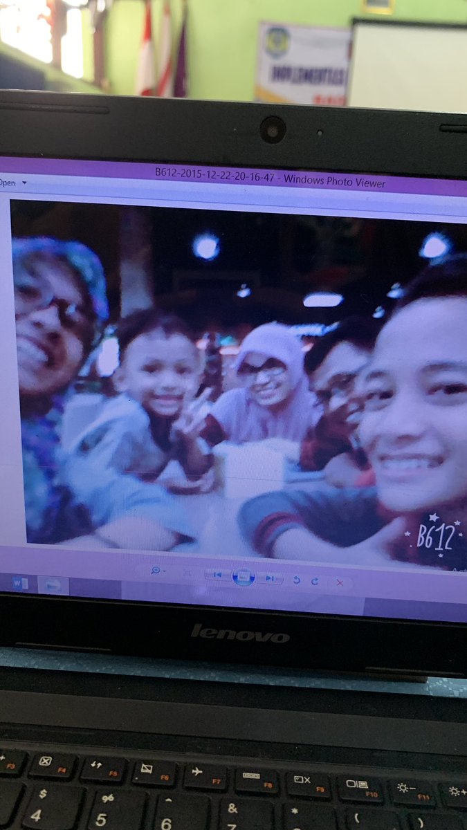 ayusyifapf's tweet photo. kalo liat foto gini tuh, ohyaya kita tinggal berempat, ohh ini gimana kita bisa ngadepinnya ya. kami tau kami gak akan kuat, tp rasa lemah kami gak pernah kami tepis, kami rasakan bersama2, sambil gandengan dan pelukan, terus tidak lupa berdoa buat akak yg selalu kami cintai. https://t.co/v2HP6UwAEp