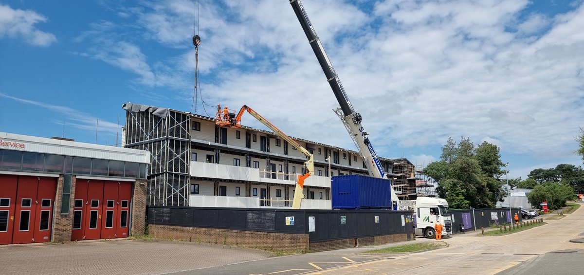 Our project with <a href="/ZEDpods/">@zedpods</a>, an award-winning British modular company, to design and build 23 high-quality, extremely energy efficient, factory-produced modular homes for homeless people in Ashford is nearing completion. More orlo.uk/lKPQM Thread 👇