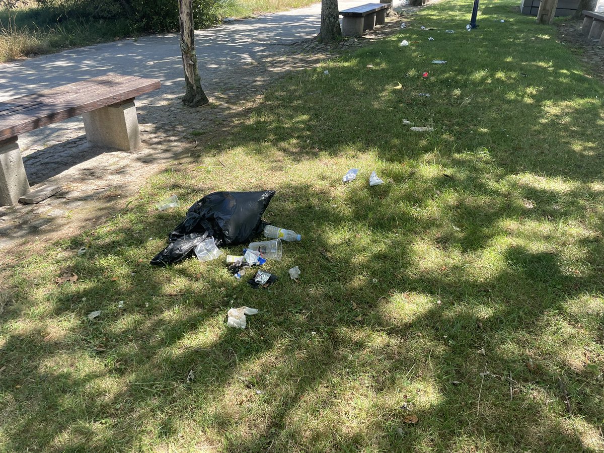 LidiaTunas's tweet photo. El paseo de la playa del Vao ahora mismo, las huelgas y los servicios mínimos no justifican que se tiren desperdicios, que obviamente se han traído de otros sitios @Farodevigo @Vigo__e @abelcaballero https://t.co/nlaQW8EvBt