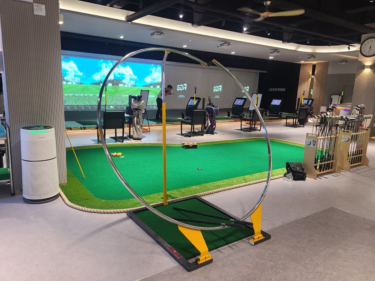 Proswing_Inc's tweet image. #스윙플레인 2.0은 아마추어 골퍼들에게 올바른 스윙궤도를 직접 스윙하게 하여 몸소 체험하고 이해시켜 레슨의 효과를 높입니다.

제품문의:1899-6637

#골프연습장레슨기구 #골프스윙교정도구 #골프원형스윙기 #골프자세스윙기 #드라이버스윙머신 #아이언스윙머신 #드라이버궤도기 #아이언궤도기