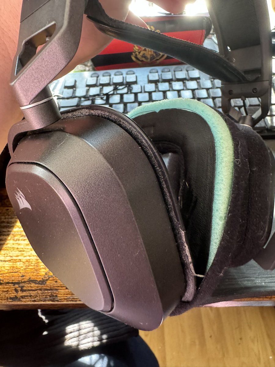 judo_nessie's tweet photo. So the glue on my @CORSAIR HS80 Max has decided it’s not sticky anymore after 7 months 😂😂 anyone know if replacement earcups or available or glue to stick it back 😂😂 #corsair #headset #HS80MAX https://t.co/EzBfxm1pzm