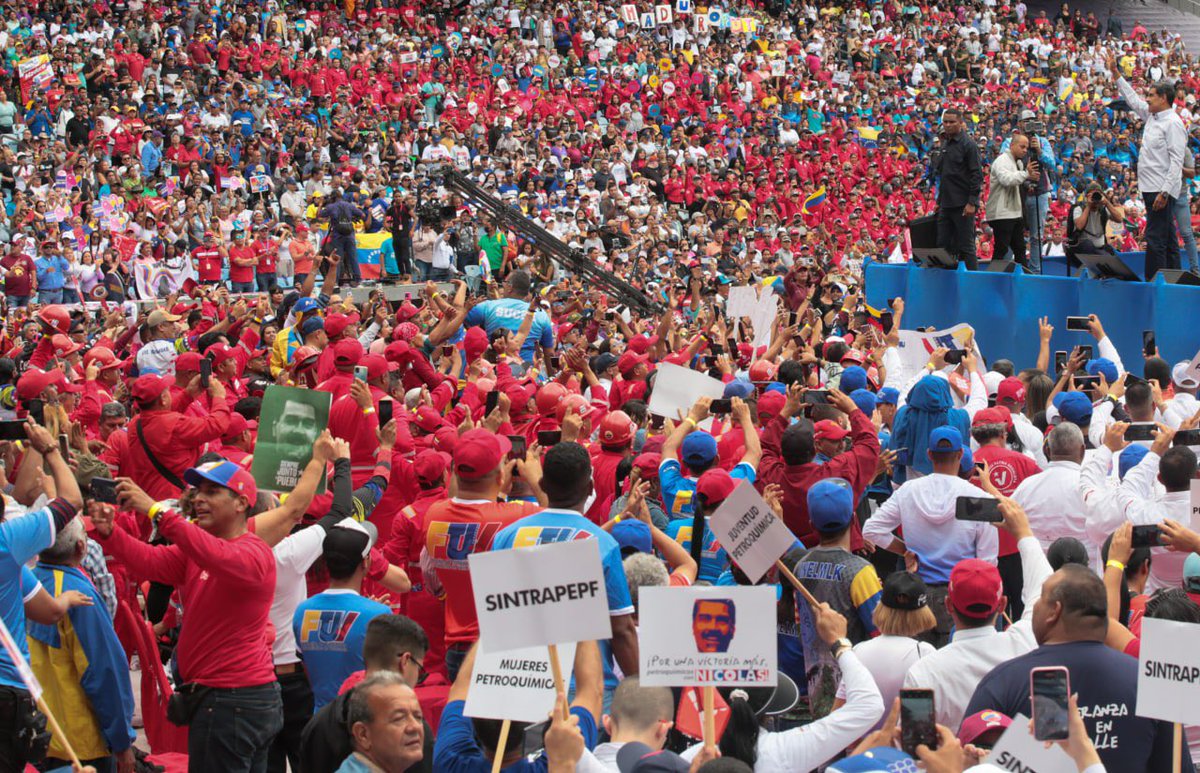 RoiLopezRivas's tweet photo. ¿Cómo se puede definir el día de ayer en la campaña de Nicolás Maduro, el candidato del pueblo?

MONUMENTAL. https://t.co/U5putFyYKs