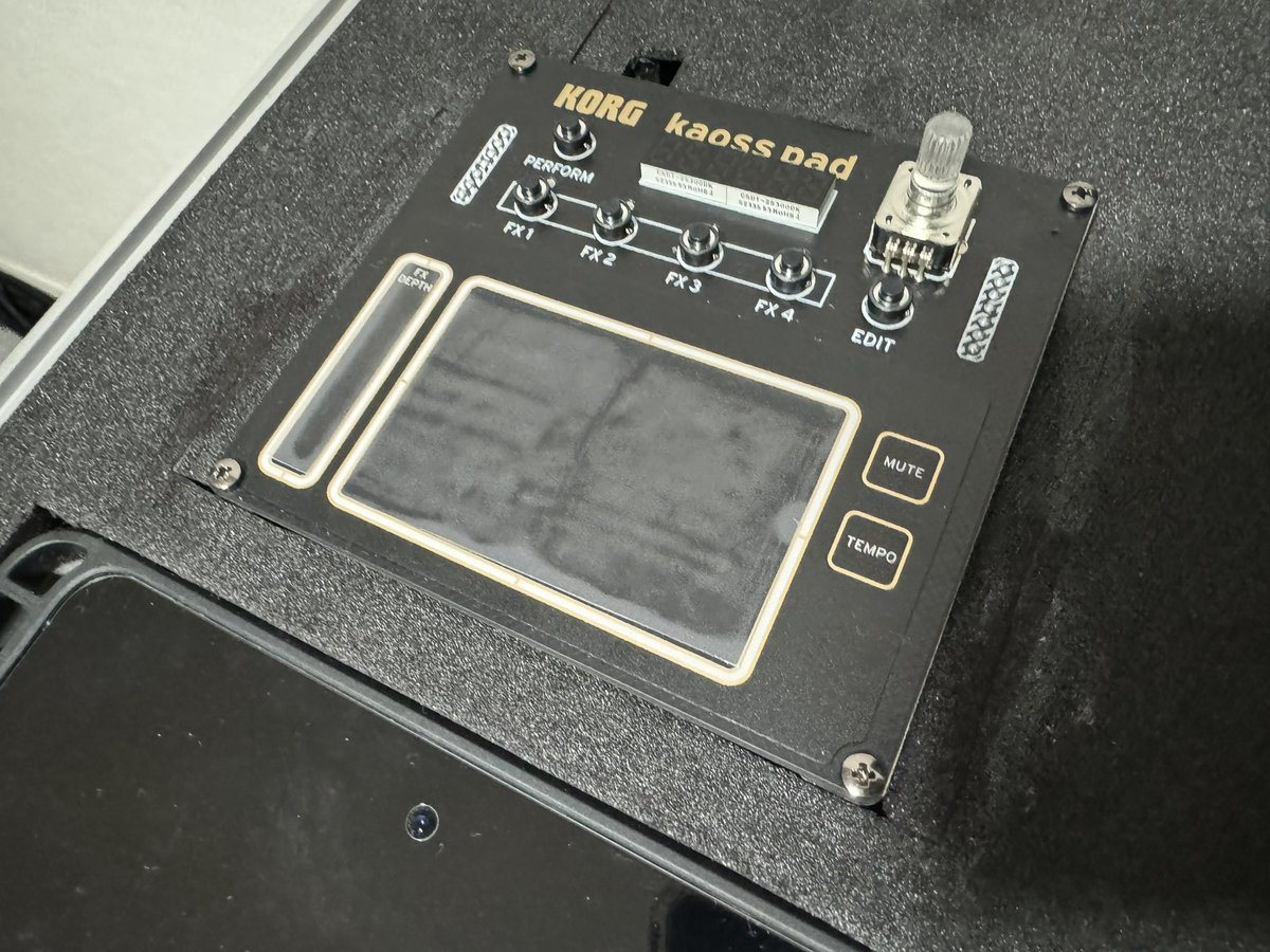 Masakey's tweet image. kaoss padをDJ機材に組み込んだ！
これは絶対相性良いでしょ♪
保護フィルム空気目立つけど、あると安心だし触れてる場所を指先で感じられるので👍

#myownNTS #korg #kaosspad