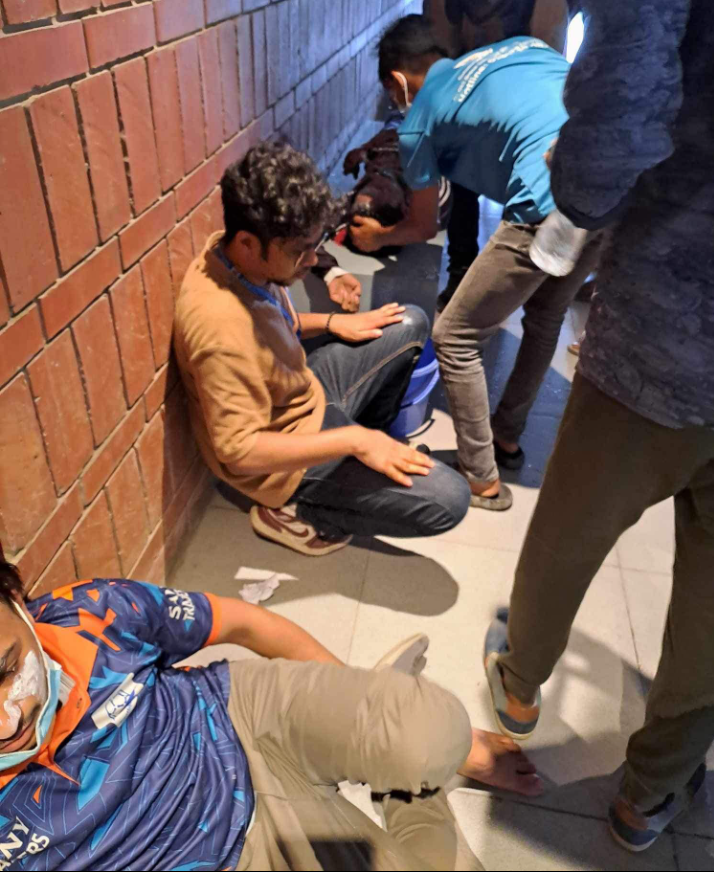 itzifrat's tweet photo. 🚨SCENES FROM #bracuniversity MEDICAL CENTRE.
#SaveBangladeshiStudents #কোটা_আন্দোলন_২০২৪ #BangladeshiStudentsareinDanger #StudentsUnderAttack #bracu #AlleyesonBangladesh #AllEyesOnDhakaUniversity https://t.co/azCvwN2i9j