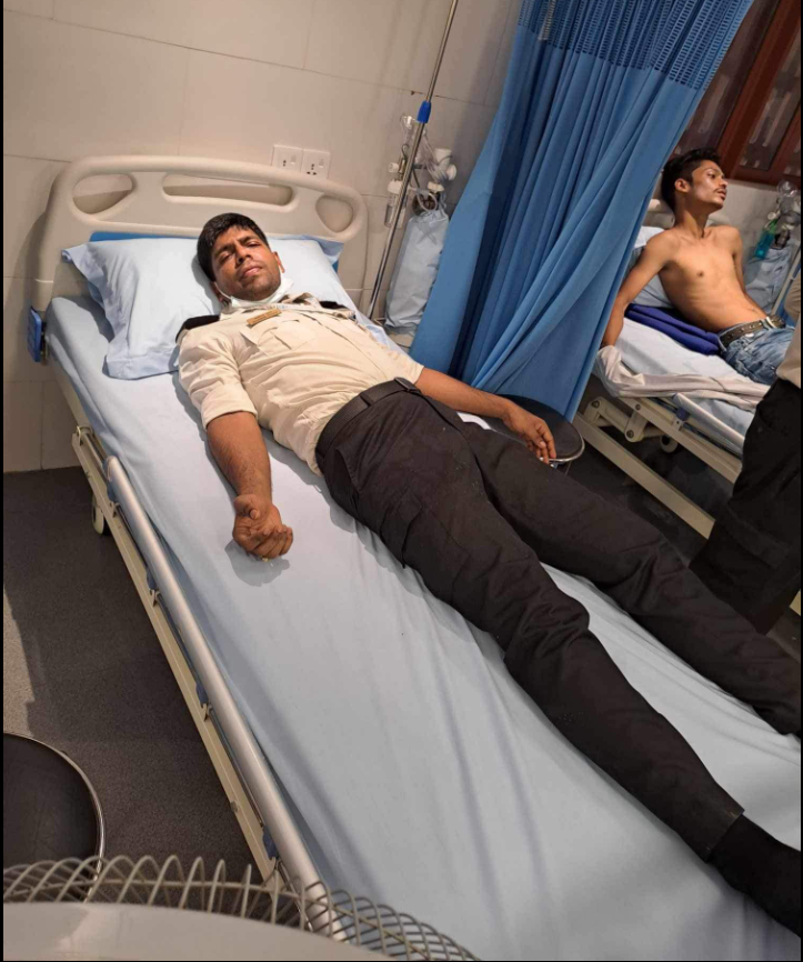 itzifrat's tweet photo. 🚨SCENES FROM #bracuniversity MEDICAL CENTRE.
#SaveBangladeshiStudents #কোটা_আন্দোলন_২০২৪ #BangladeshiStudentsareinDanger #StudentsUnderAttack #bracu #AlleyesonBangladesh #AllEyesOnDhakaUniversity https://t.co/azCvwN2i9j