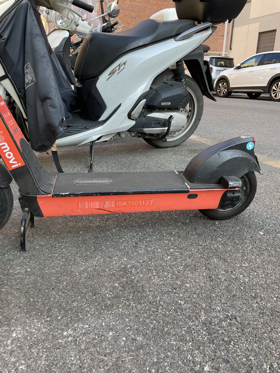 dannydjAD's tweet photo. @RideMovi ma questa porcheria tutte le mattine la vogliamo smettere? Prima o poi le butto nel fiume tutte! Firenze via boito https://t.co/vmaY8OXarp