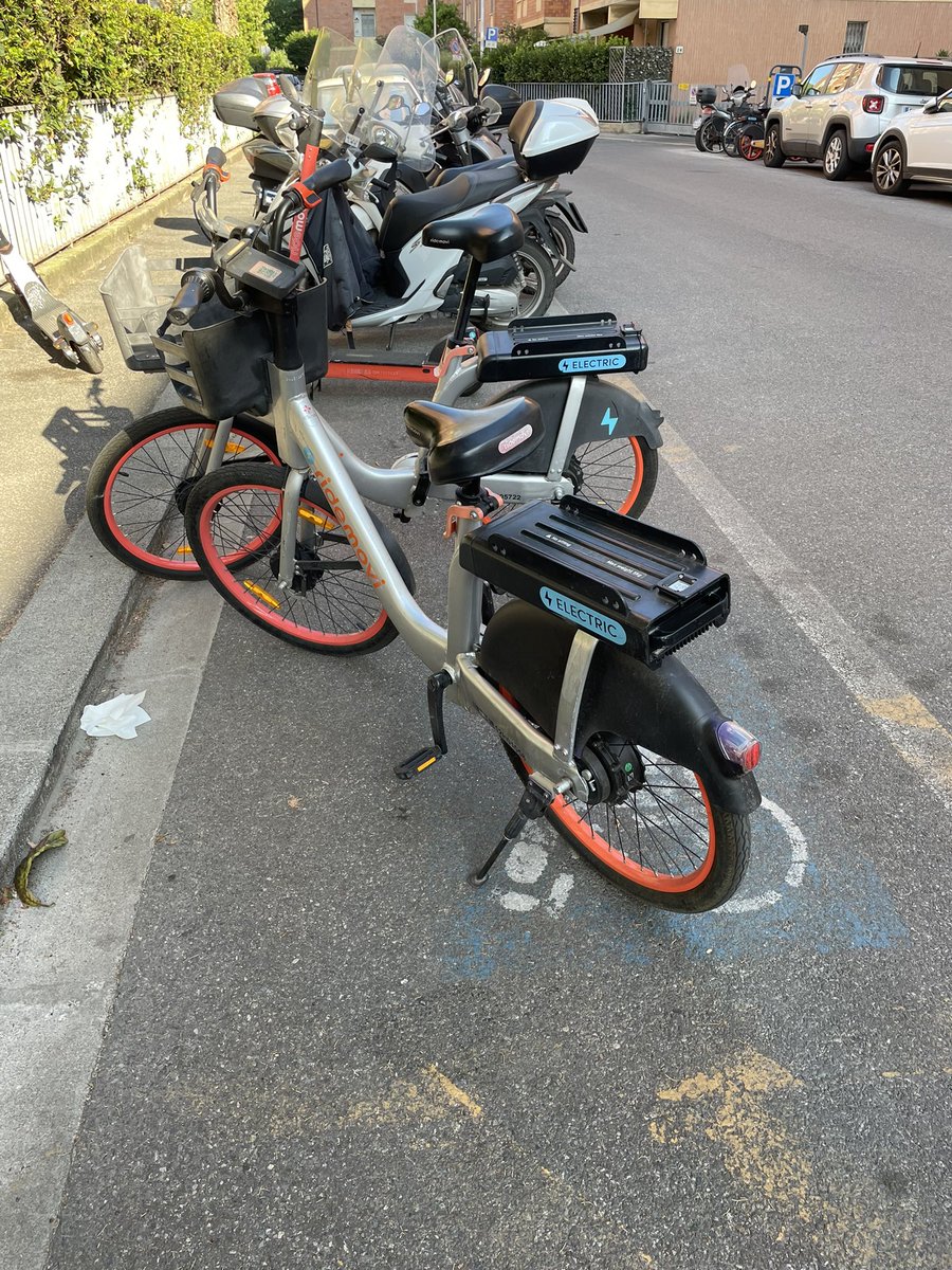 dannydjAD's tweet photo. @RideMovi la smettiamo? Gliela facciamo una multa a questi incivili? https://t.co/Lna0CNSdz7