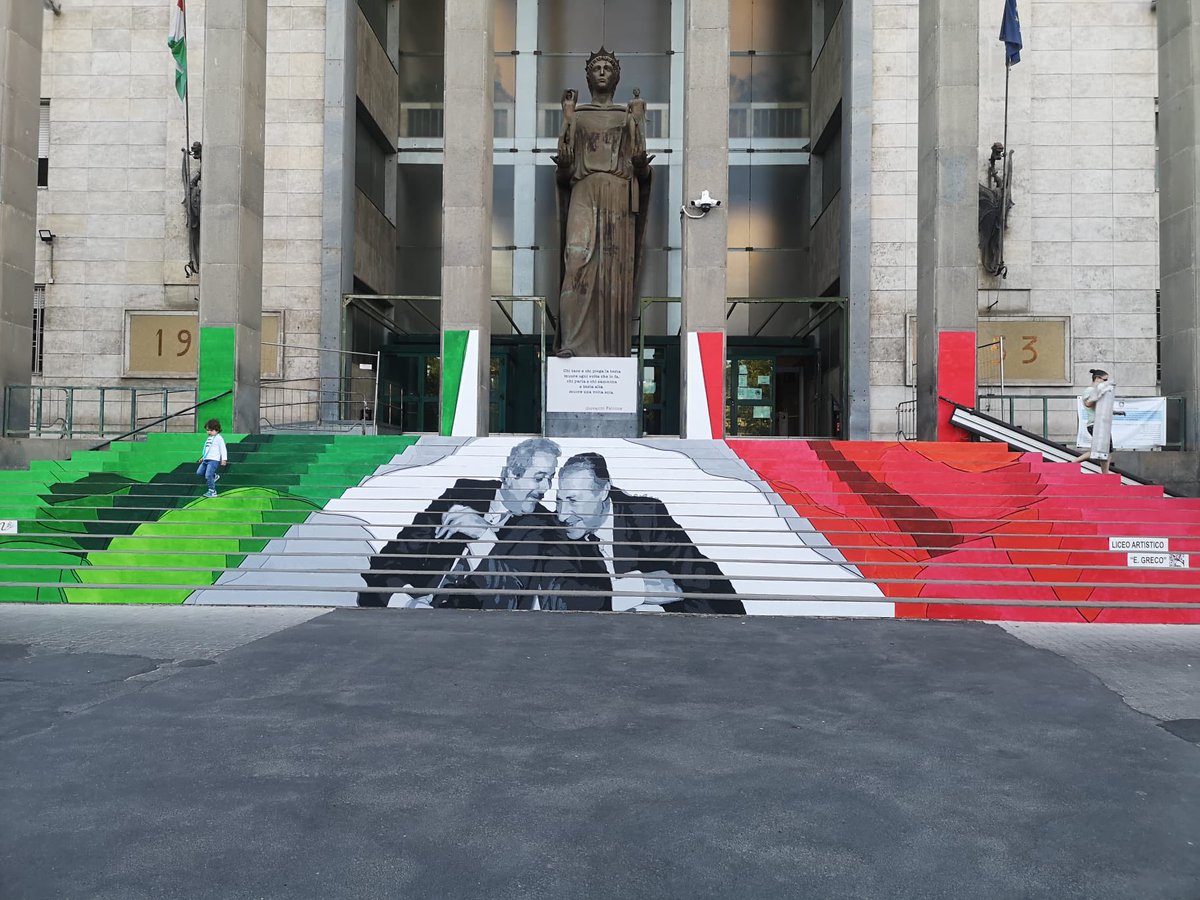 4everAnnina's tweet photo. Le mie amiche di Catania hanno fatto questa cosa sulla scalinata del Tribunale. ❤️ https://t.co/5AXlyzyd8j