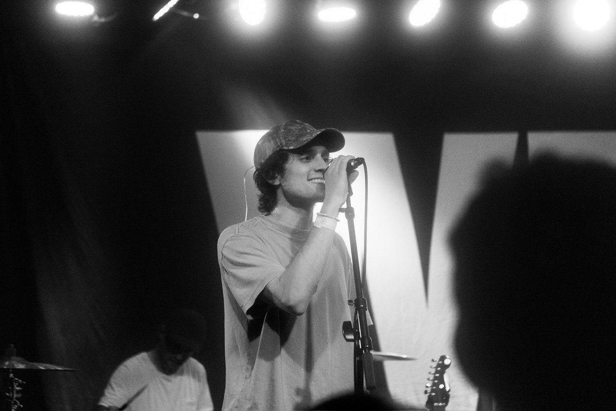 haleymmay's tweet photo. 📸 @DarrylRahnMusic tonight (why did i just finish editing these at 3am) https://t.co/PJ1GxonZBv