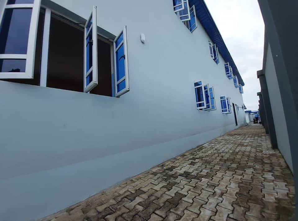 Pastor Chris Oyakhilome has built  a Tuition-Free School In Ogun State with: 
▪️Free tuition fee 
▪️Free School meals 
▪️Free books and school uniforms

Let’s learn to also commend these men of God when they do well 🙏. Not every time criticism