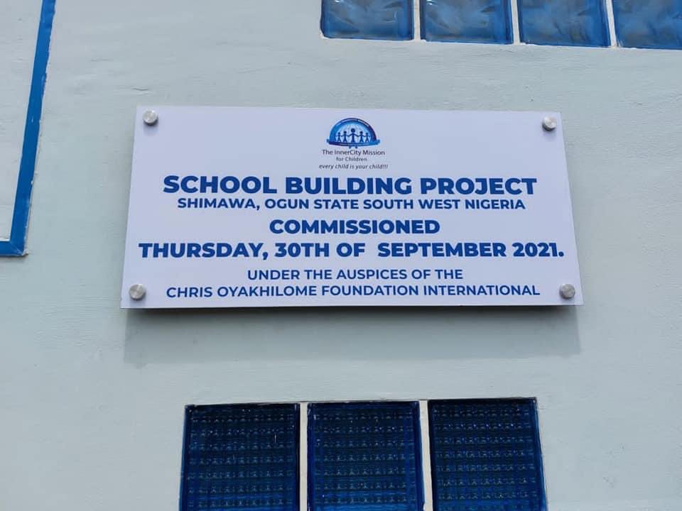 drpenking's tweet photo. Pastor Chris Oyakhilome has built  a Tuition-Free School In Ogun State with: 
▪️Free tuition fee 
▪️Free School meals 
▪️Free books and school uniforms

Let’s learn to also commend these men of God when they do well 🙏. Not every time criticism https://t.co/xYosblnNPW
