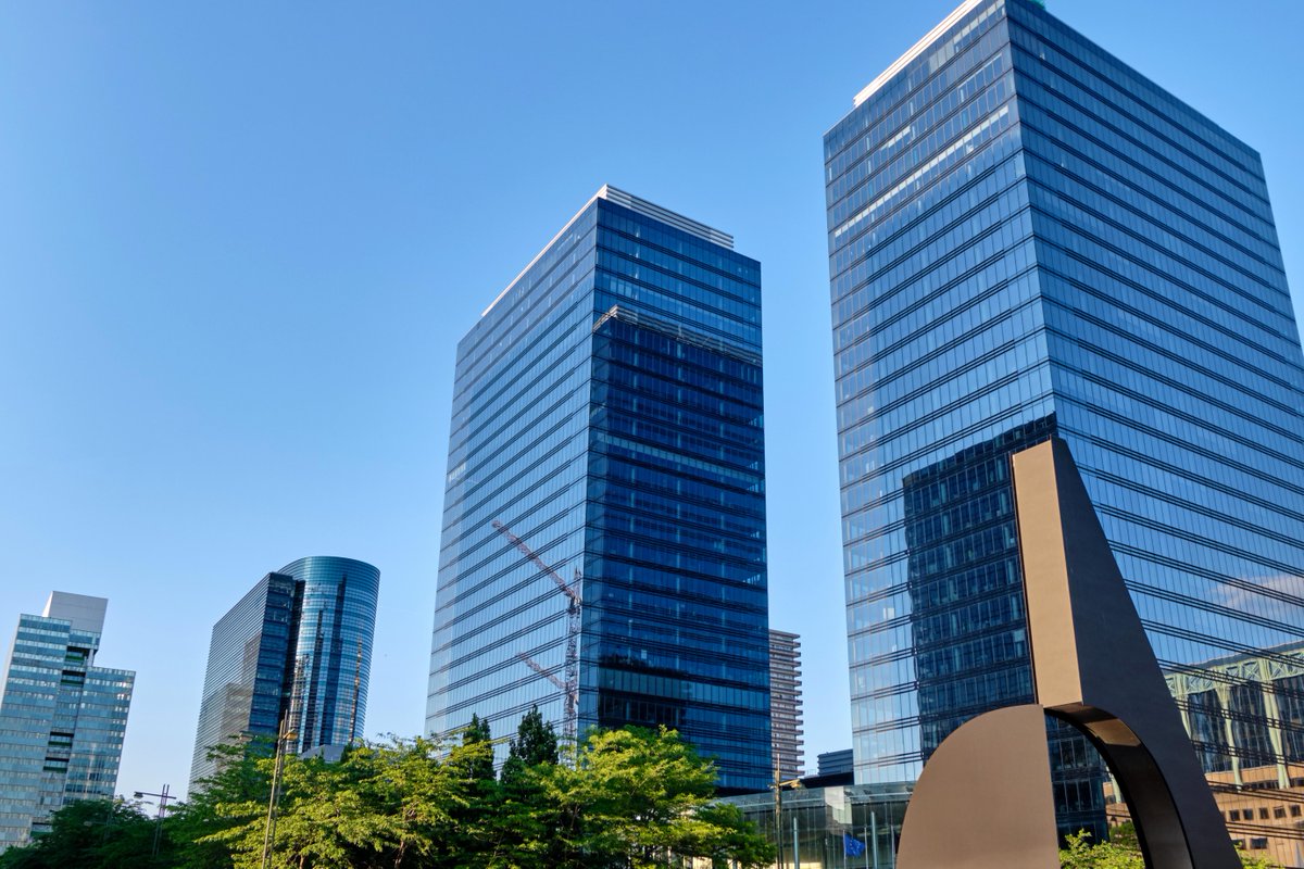 The Renovation Revolution initiative strives to raise the renovation rate for energy-efficient buildings from 1% to 3% annually. signify.co/3Y8LUB3 #Sustainability #RenovationRevolution #NetZero #climateaction #greenswitch