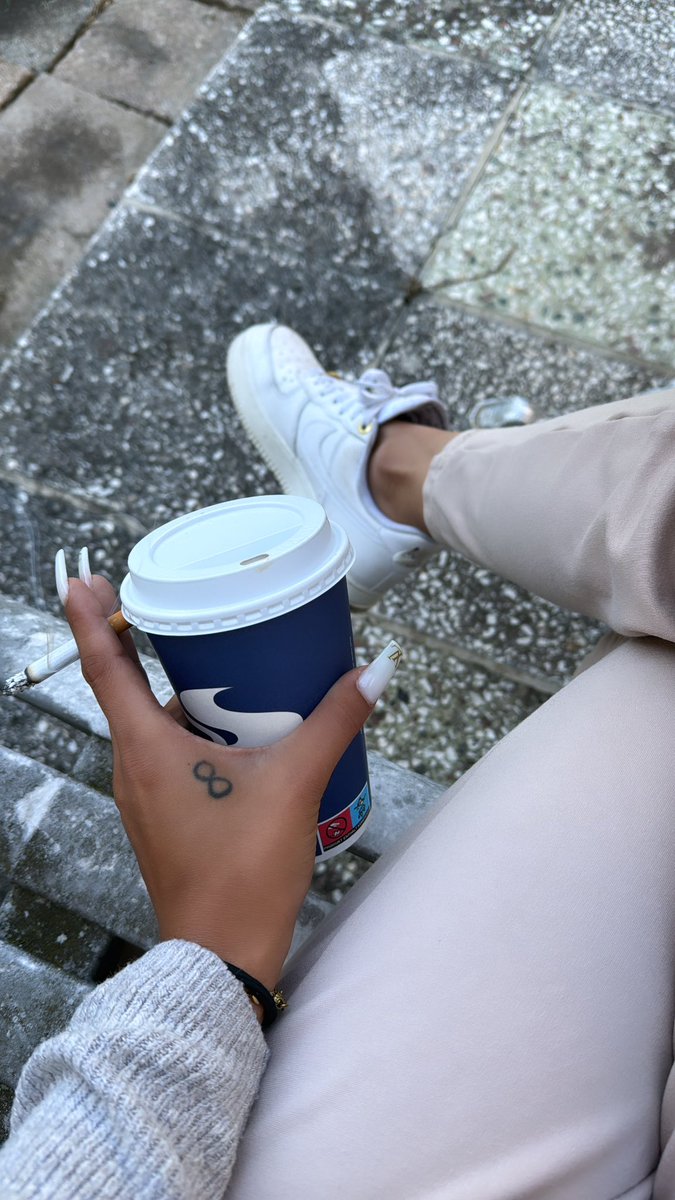 Alles beginnt mit einem „Kaffee-send“ 😏

Der geht natürlich auf deine Rechnung 💸